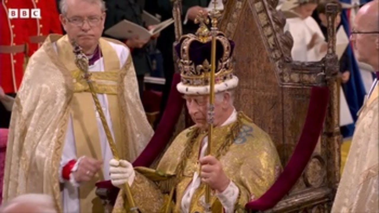 Momento en el que Carlos III es coronado rey del Reino Unido